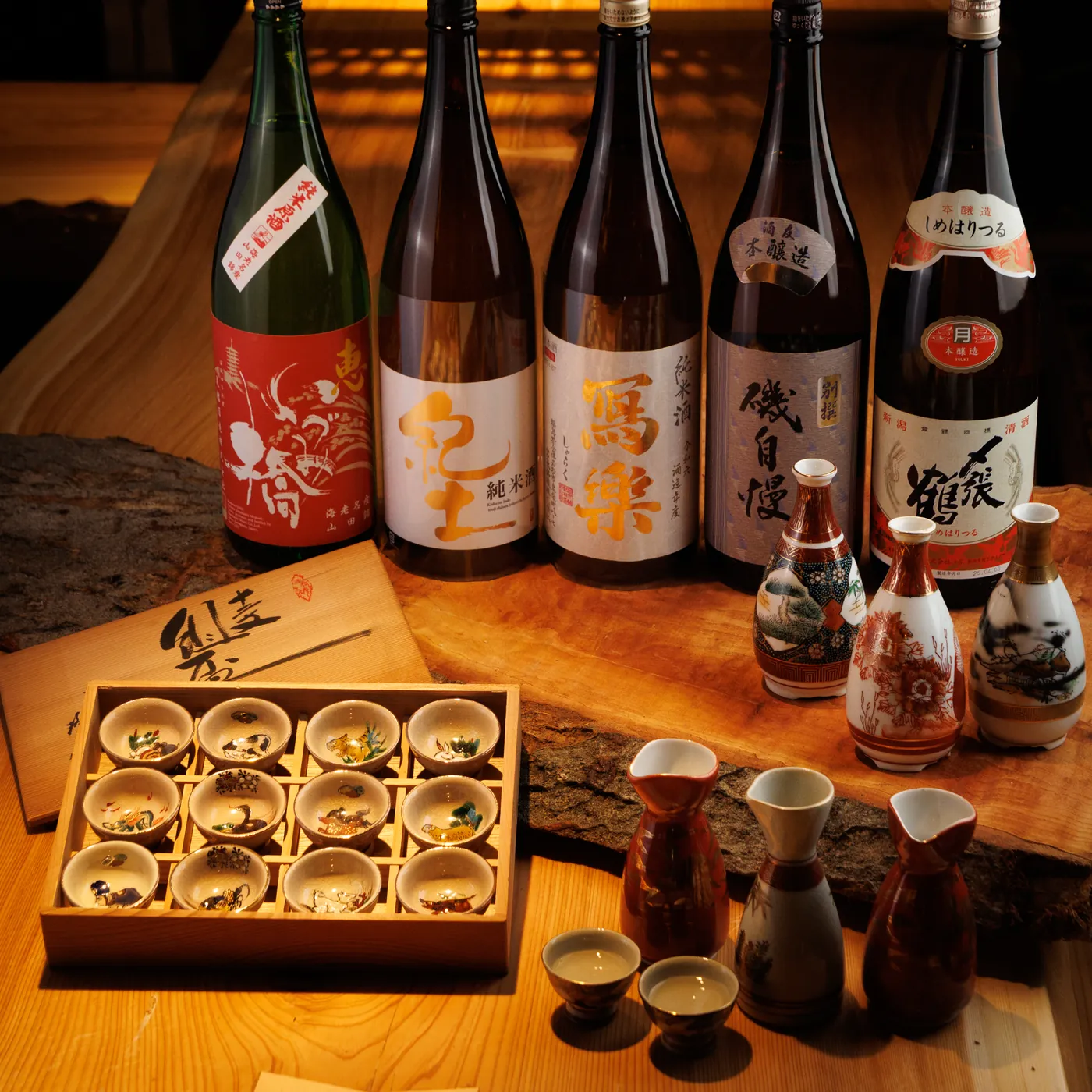 店内カウンターに並ぶ日本酒と酒器
